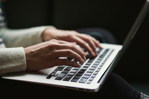 Vrouw typt op laptop